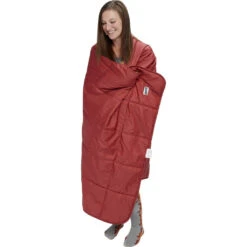 Kelty Bestie Blanket | Infinite Mountain/Garnet Red 6 Kelty Bestie Blanket | Infinite Mountain/Garnet Red -Kelty Sales Store BestieBlanket infinateMtn canyonBrn feature1 KL17