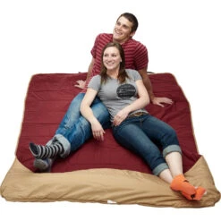 Kelty Shindig Blanket | Canyon Brown/Garnet Red/Lava 18 Kelty Shindig Blanket | Canyon Brown/Garnet Red/Lava -Kelty Sales Store ShindigBlanket canyonBrn lava feature4 KL17